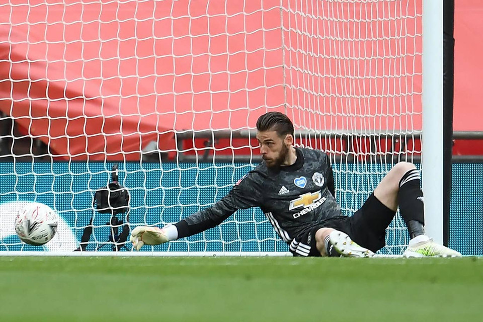 Thủ thành De Gea có phần bất ngờ trong pha dứt điểm của Giroud. (Nguồn: AP)