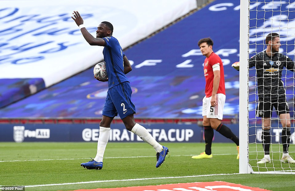 ...sau pha đá phản lưới nhà của thủ quân Maguire.