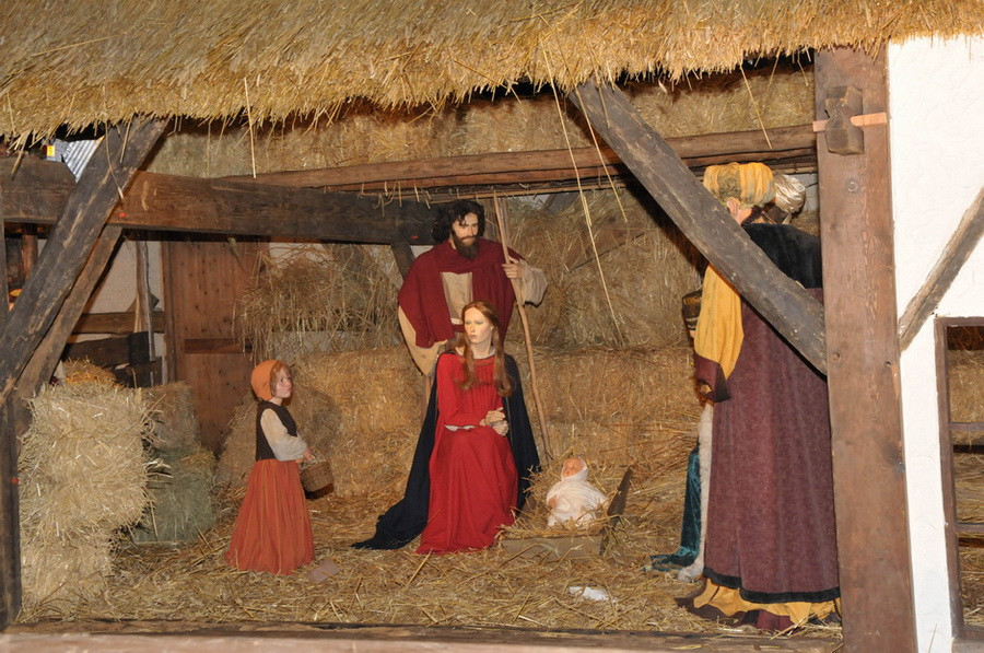 Túp lều tái hiện ngày Chúa Jesus ra đời. (Ảnh: Hương Giang/Vietnam+)