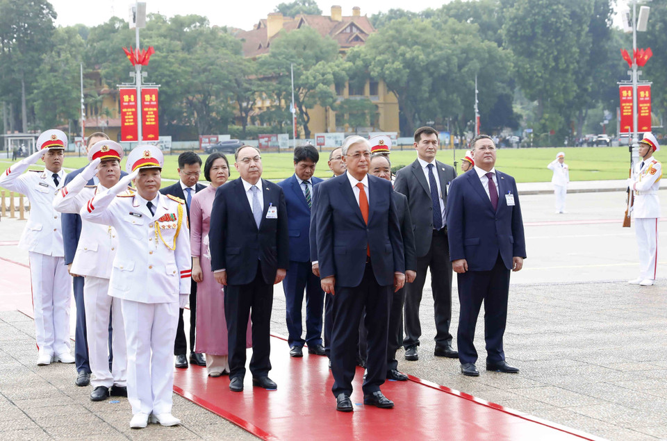 Tổng thống Cộng hòa Kazakhstan Kassym-Jomart Tokayev tưởng niệm Chủ tịch Hồ Chí Minh. (Ảnh: An Đăng/TTXVN)