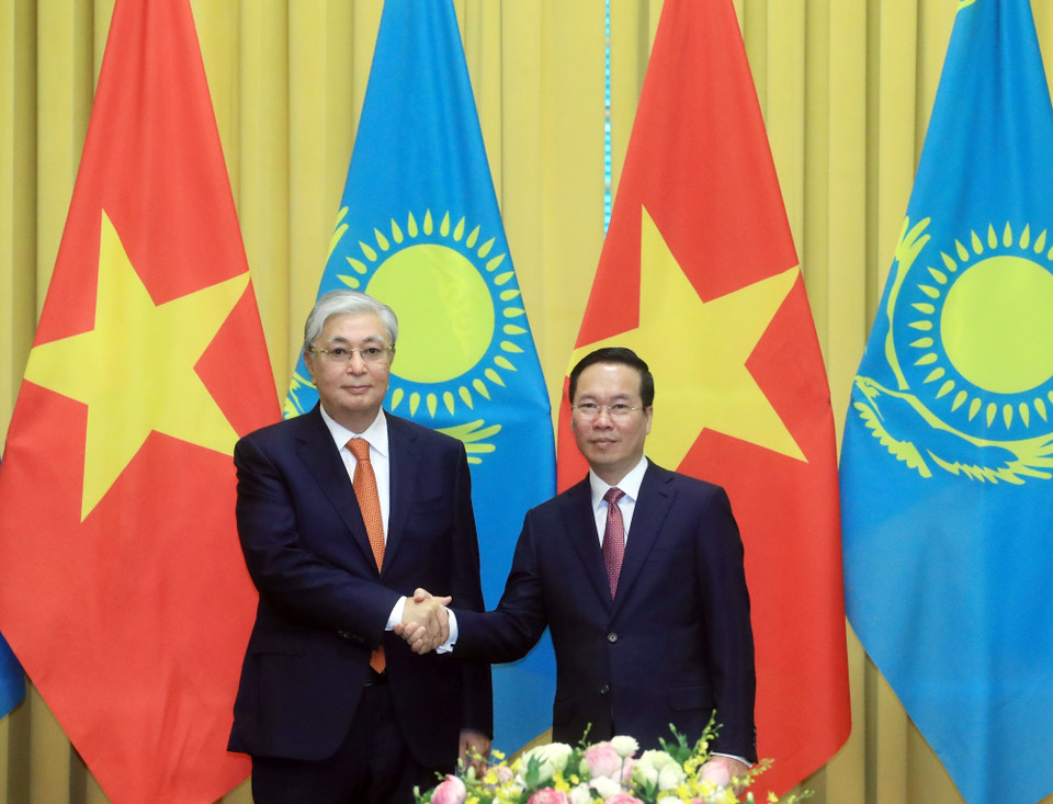 Chủ tịch nước Võ Văn Thưởng và Tổng thống Kazakhstan Kassym-Jomart Tokayev tại lễ đón. (Ảnh: Thống Nhất/TTXVN)