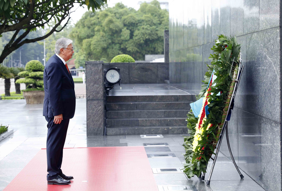 Tổng thống Cộng hòa Kazakhstan Kassym-Jomart Tokayev đặt vòng hoa tại Lăng Chủ tịch Hồ Chí Minh. (Ảnh: An Đăng/TTXVN)