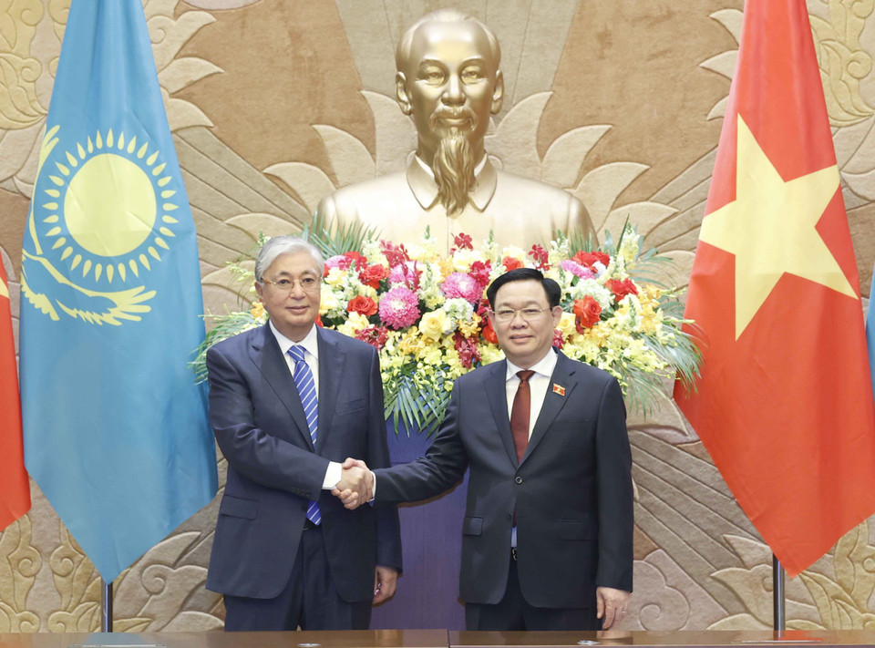 Hình ảnh Chủ tịch Quốc hội Vương Đình Huệ và Tổng thống Cộng hòa Kazakhstan Kassym-Jomart Tokayev. (Ảnh: Doãn Tấn/TTXVN)