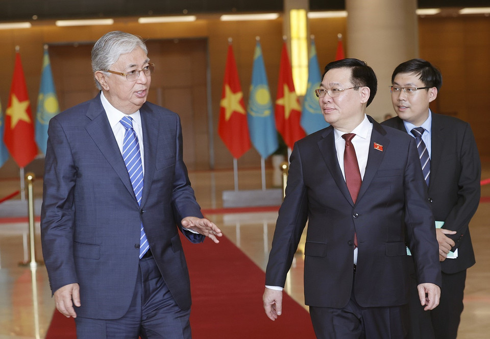 Chủ tịch Quốc hội Vương Đình Huệ và Tổng thống Cộng hòa Kazakhstan Kassym-Jomart Tokayev. (Ảnh: Doãn Tấn/TTXVN)