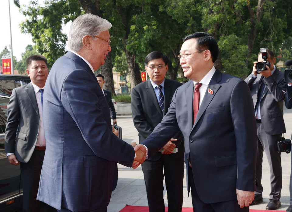 Chủ tịch Quốc hội Vương Đình Huệ đón Tổng thống Cộng hòa Kazakhstan Kassym-Jomart Tokayev. (Ảnh: Doãn Tấn/TTXVN)