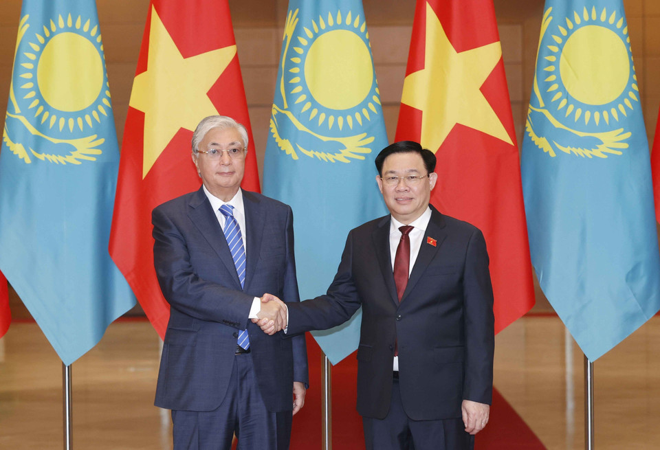 Chủ tịch Quốc hội Vương Đình Huệ bắt tay Tổng thống Cộng hòa Kazakhstan Kassym-Jomart Tokayev. (Ảnh: Doãn Tấn/TTXVN)