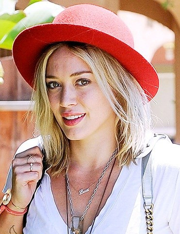 Dường như đây là Hilary Duff của Lizzie McGuire những năm 2000 chứ không phải bà mẹ một con nữa rồi. Tóc Lob chắc chắn là quyết định thay đổi diện mạo sáng suốt nhất là Hilary./.