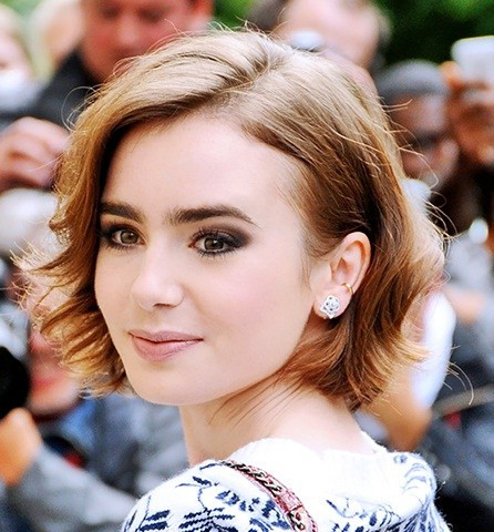 Ai cũng công nhận một điều rằng mái tóc này khiến "công chúa Bạch Tuyết" Lily Collins tươi trẻ và thanh lịch hơn hẳn mái tóc đen dài, xoăn và hơi hoang dại trước đây. Có vẻ như màu nâu sáng, màu nâu cam đang được các sao chuộng cho mùa Thu với mái tóc Bob ngắn. Tóc Lob Bên cạnh tóc Bob, ta càng không thể bỏ qua tóc Lob. Đây là mái tóc được cải tiến từ tóc Bob, phần dài nhất phía trước sẽ chạm vào cằm của bạn.