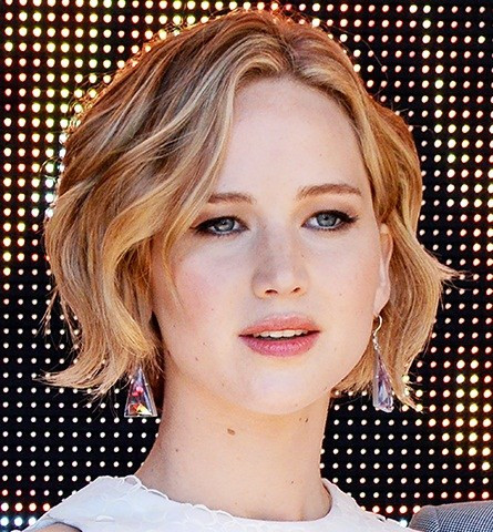 Mái tóc của Jennifer Lawrence là minh chứng cho việc tóc ngắn uốn tóc bồng bềnh không hề già