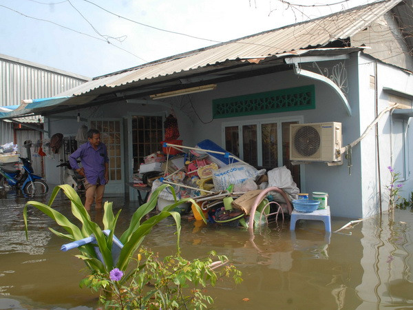 Cảnh ngập lụt sau khi vỡ bờ bao. (Ảnh: Mạnh Linh/TTXVN)