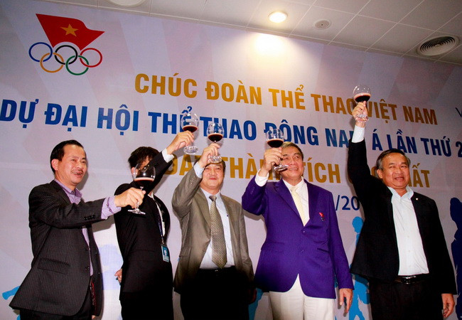 Nâng li chúc mừng thể thao Việt Nam thành công. (Ảnh: Minh Chiến/Vietnam+)