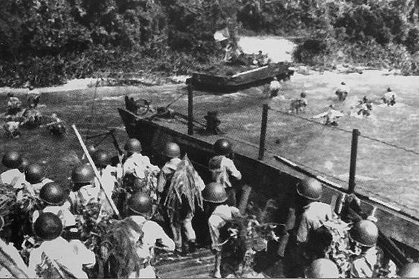 Lực lượng Hải quân đánh bộ bí mật hiệp đồng đánh chiếm bãi đổ bộ tại chân núi Tà Lơn, mở đầu chiến dịch giải phóng Campuchia khỏi thảm họa diệt chủng của chế độ Pol Pot. (Ảnh: Tư liệu/TTXVN)