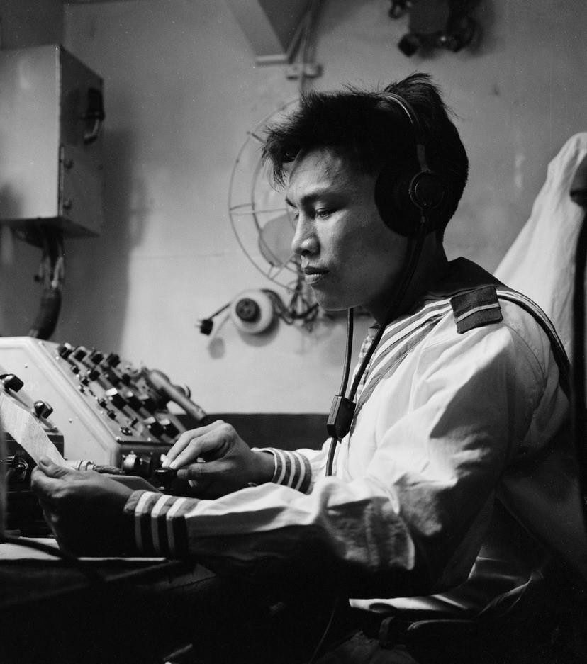 Báo vụ viên Lại Văn Tùng, chiến sỹ thuộc hạm thuyền A, phân đội X Hải quân, trong trận đánh đuổi tàu khu trục Maddox của Mỹ ngày 2/8/1964 đã nhận và chuyển chính xác các mệnh lệnh chiến đấu của cấp trên tới đơn vị chiến đấu. (Ảnh: Đoàn Tý/TTXVN)