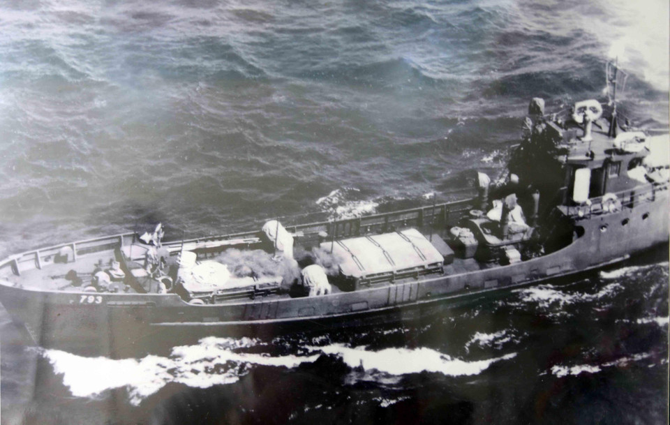 Trong kháng chiến chống Mỹ, thực hiện “Đánh địch mà đi, mở đường mà tiến”, với tinh thần “tất cả vì miền Nam thân yêu”, những con tàu “Không số” của Hải quân nhân dân Việt Nam đã xuyên qua bão dông, vượt qua bao cuộc vây ráp của kẻ thù, chuyên chở hàng vạn tấn vũ khí, trang thiết bị và hàng ngàn lượt cán bộ, chiến sĩ từ miền Bắc vào chi viện cho chiến trường lớn miền Nam, tạo nên huyền thoại “đường mòn Hồ Chí Minh” trên Biển Đông. (Ảnh: Tư liệu/TTXVN)