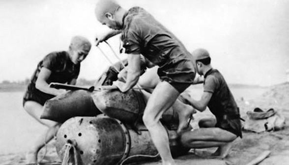 Chiến sỹ Đoàn 126 Đặc công Hải quân thực hành thao tác lắp thủy lôi HAT2 đánh tàu địch ở sông Hiếu, Quảng Trị. (Ảnh: Tư liệu/TTXVN)