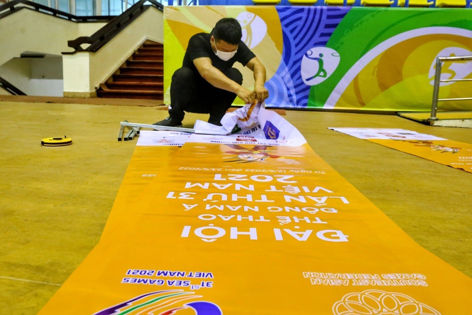 Chuẩn bị các băngrôn phục vụ công tác tuyên truyền. (Ảnh: Tuấn Đức/TTXVN)