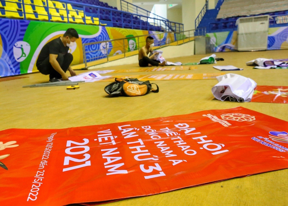 Chuẩn bị các băngrôn phục vụ công tác tuyên truyền. (Ảnh: Tuấn Đức/TTXVN)