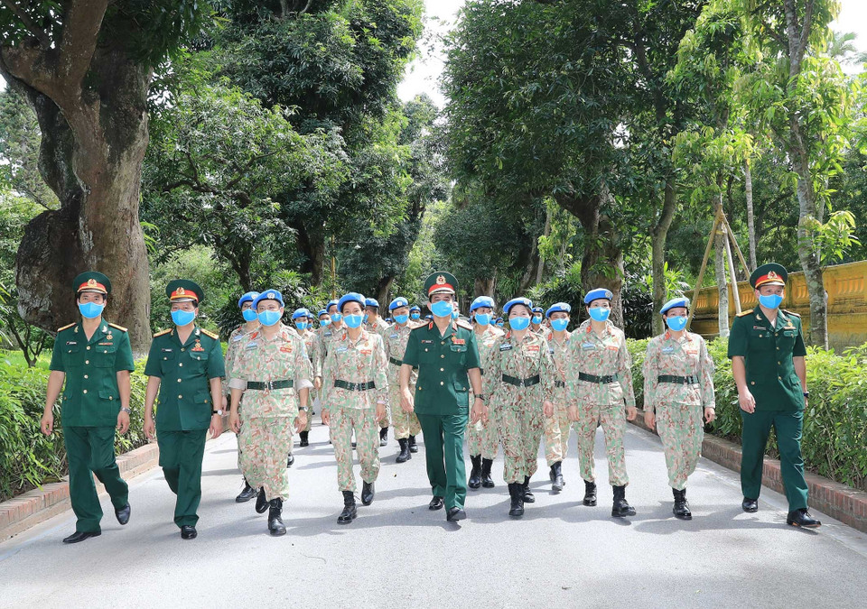 Các sỹ quan của Bệnh viện dã chiến cấp 2 số 2 và sỹ quan hoạt động độc lập thăm Khu di tích Chủ tịch Hồ Chí Minh tại Phủ Chủ tịch. (Ảnh: Trọng Đức/TTXVN)