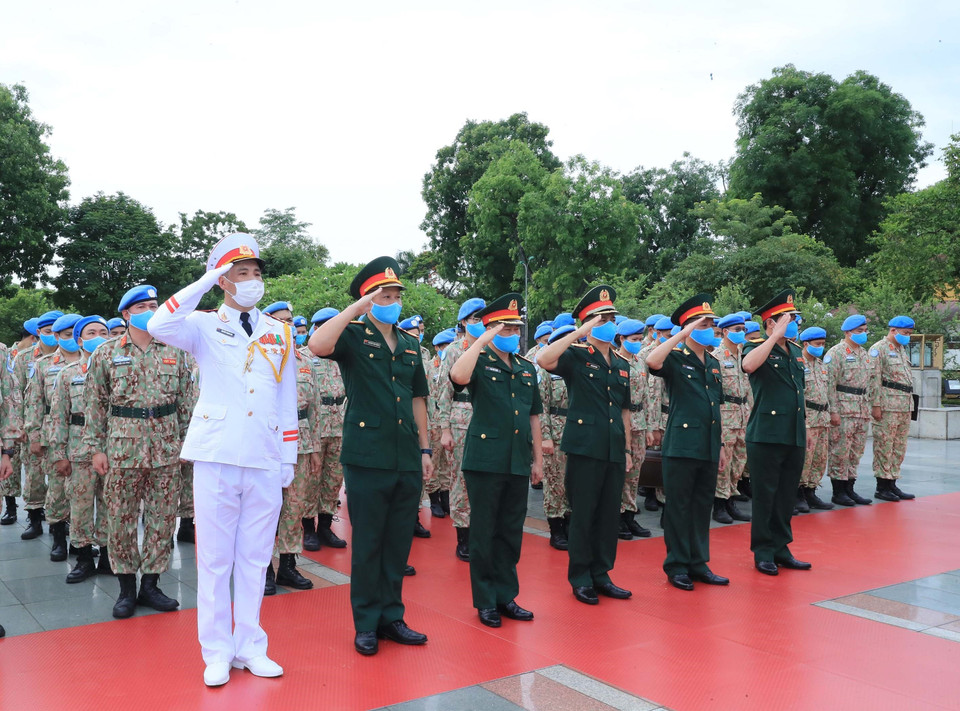 Các sỹ quan của Bệnh viện dã chiến cấp 2 số 2 và làm nhiệm vụ gìn giữ hòa bình Liên hợp quốc tưởng niệm tại Đài tưởng niệm các Anh hùng liệt sĩ trên đường Bắc Sơn. (Ảnh: Trọng Đức/TTXVN)