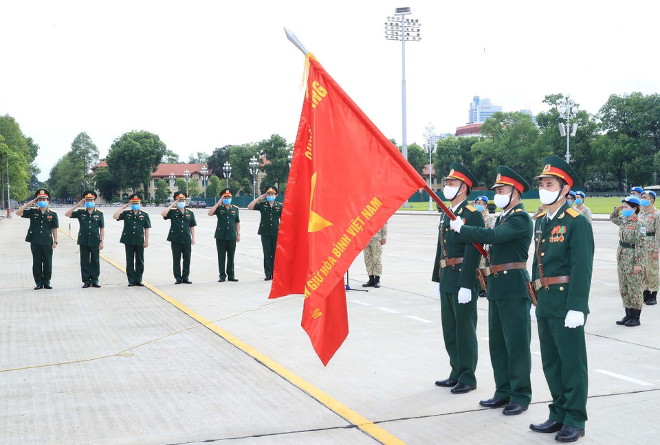 Các sỹ quan của Bệnh viện dã chiến cấp 2 số 2 và làm nhiệm vụ gìn giữ hòa bình Liên hợp quốc báo công dâng Bác. (Ảnh: Trọng Đức/TTXVN)