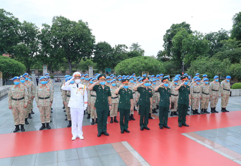 Các sỹ quan của Bệnh viện dã chiến cấp 2 số 2 và làm nhiệm vụ gìn giữ hòa bình Liên hợp quốc tưởng niệm tại Đài tưởng niệm các Anh hùng liệt sĩ trên đường Bắc Sơn. (Ảnh: Trọng Đức/TTXVN)