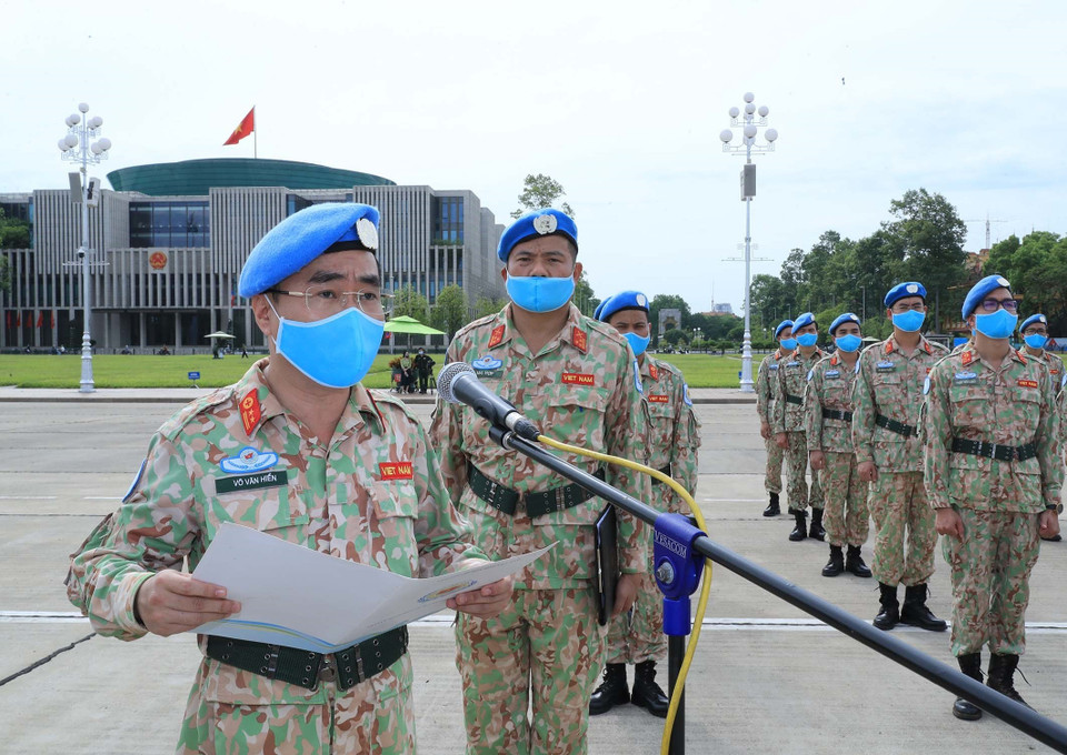 Các sỹ quan của Bệnh viện dã chiến cấp 2 số 2 và làm nhiệm vụ gìn giữ hòa bình Liên hợp quốc báo công dâng Bác. (Ảnh: Trọng Đức/TTXVN)