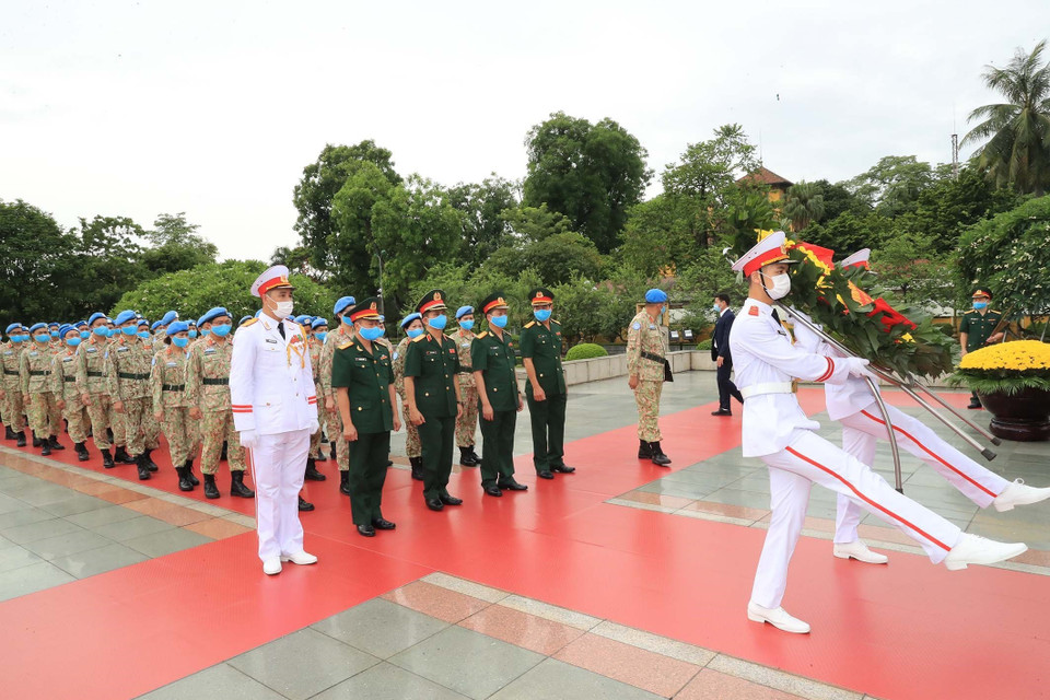 Các sỹ quan của Bệnh viện dã chiến cấp 2 số 2 và làm nhiệm vụ gìn giữ hòa bình Liên hợp quốc dâng hoa tưởng niệm tại Đài tưởng niệm các Anh hùng liệt sĩ trên đường Bắc Sơn. (Ảnh: Trọng Đức/TTXVN)