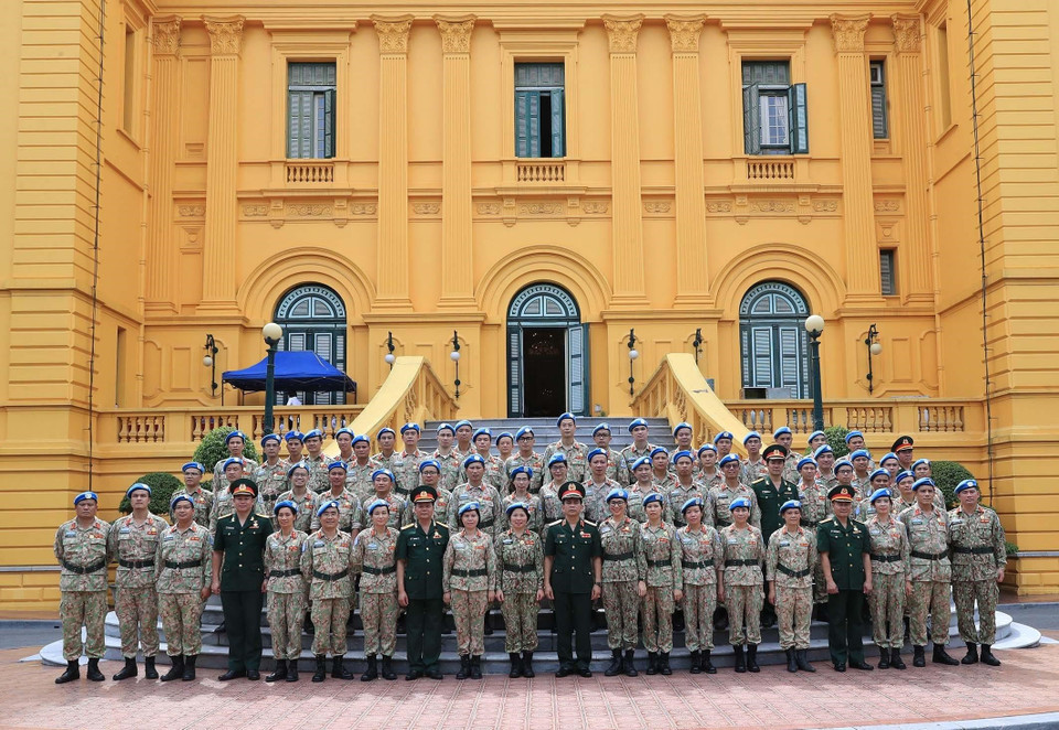 Các sỹ quan của Bệnh viện dã chiến cấp 2 số 2 và sỹ quan hoạt động độc lập thăm Khu di tích Chủ tịch Hồ Chí Minh tại Phủ Chủ tịch. (Ảnh: Trọng Đức/TTXVN)