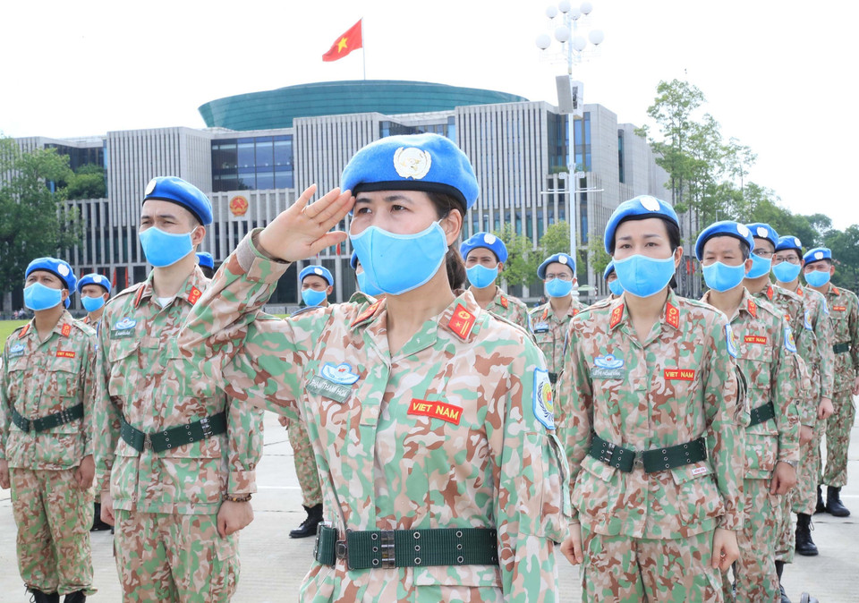 Các sỹ quan của Bệnh viện dã chiến cấp 2 số 2 và làm nhiệm vụ gìn giữ hòa bình Liên hợp quốc báo công dâng Bác. (Ảnh: Trọng Đức/TTXVN)