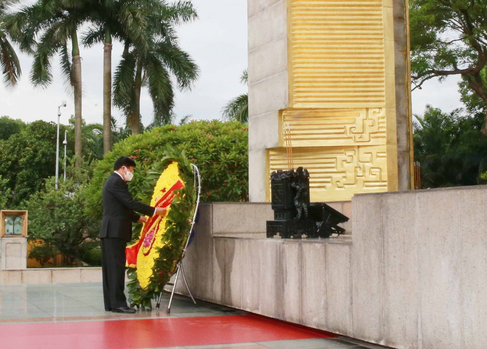 Tổng Bí thư, Chủ tịch nước Lào Thongloun Sisoulith đặt vòng hoa tại Đài tưởng niệm các Anh hùng liệt sỹ. (Ảnh: Phương Hoa/TTXVN)
