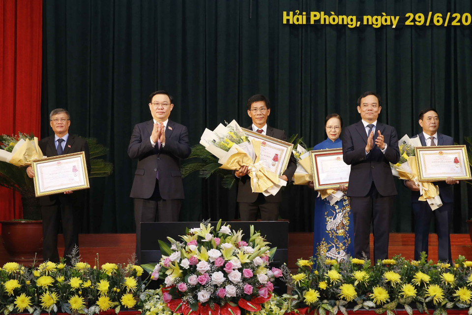 Chủ tịch Quốc hội Vương Đình Huệ trao tặng Huân chương Lao động các hạng cho các cá nhân có thành tích xuất sắc. (Ảnh: Doãn Tấn/TTXVN)