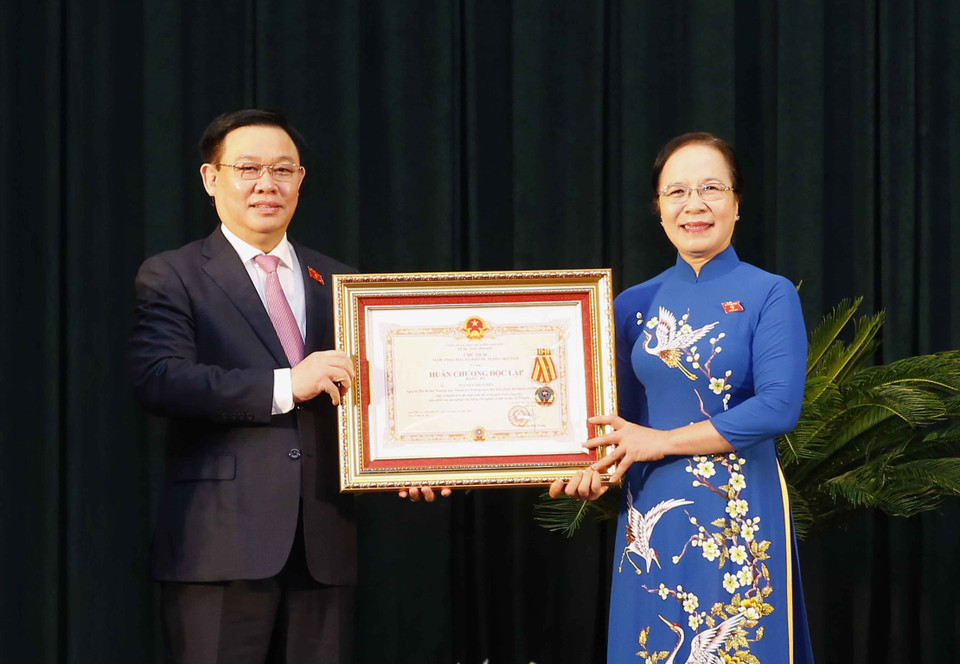 Chủ tịch Quốc hội Vương Đình Huệ trao tặng Huân chương Lao động cho các cá nhân có thành tích xuất sắc. (Ảnh: Doãn Tấn/TTXVN)