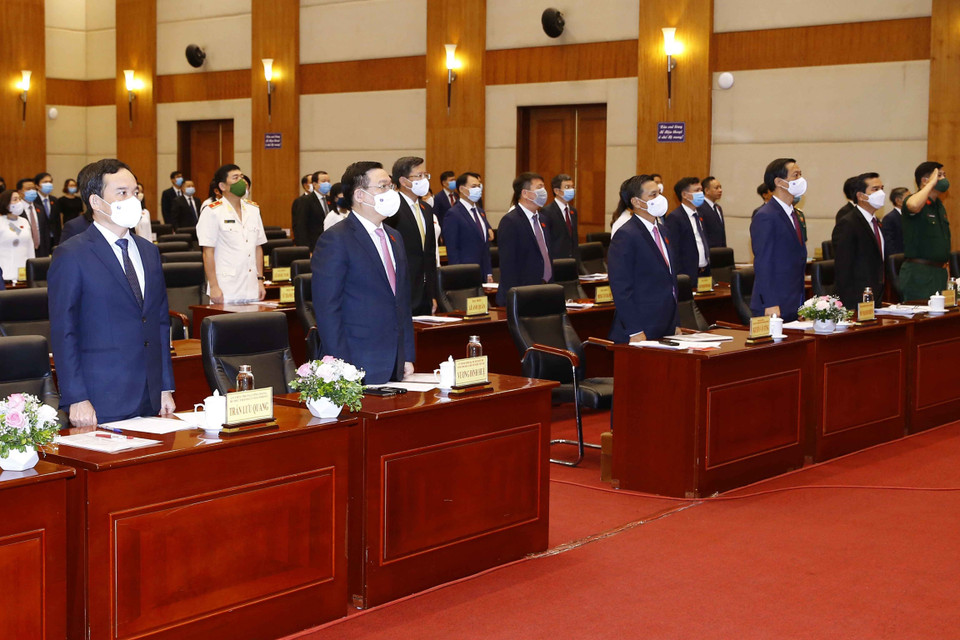 Chủ tịch Quốc hội Vương Đình Huệ và các đại biểu thực hiện nghi lễ chào cờ. (Ảnh: Doãn Tấn/TTXVN)