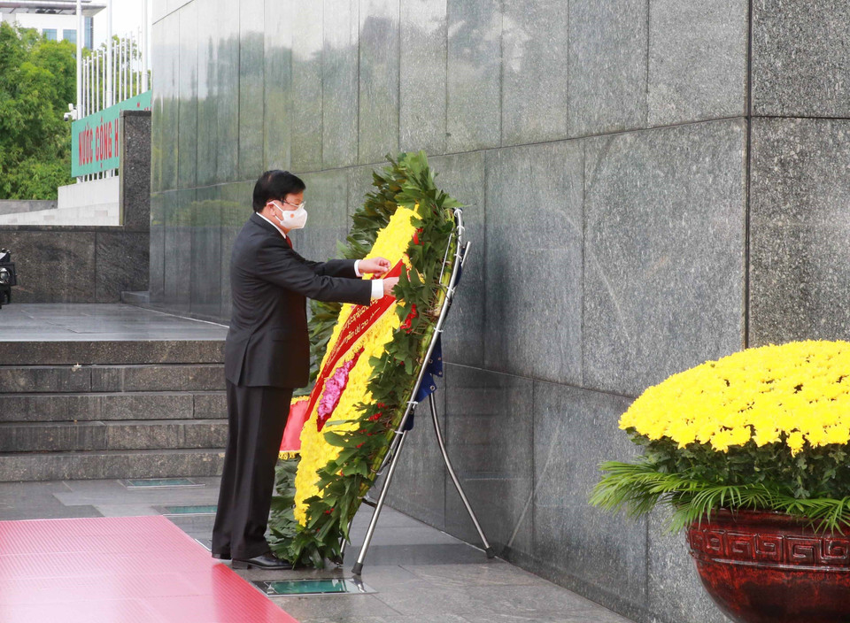 Tổng Bí thư, Chủ tịch nước Lào Thongloun Sisoulith vào Lăng viếng Chủ tịch Hồ Chí Minh. (Ảnh: Phương Hoa/TTXVN)