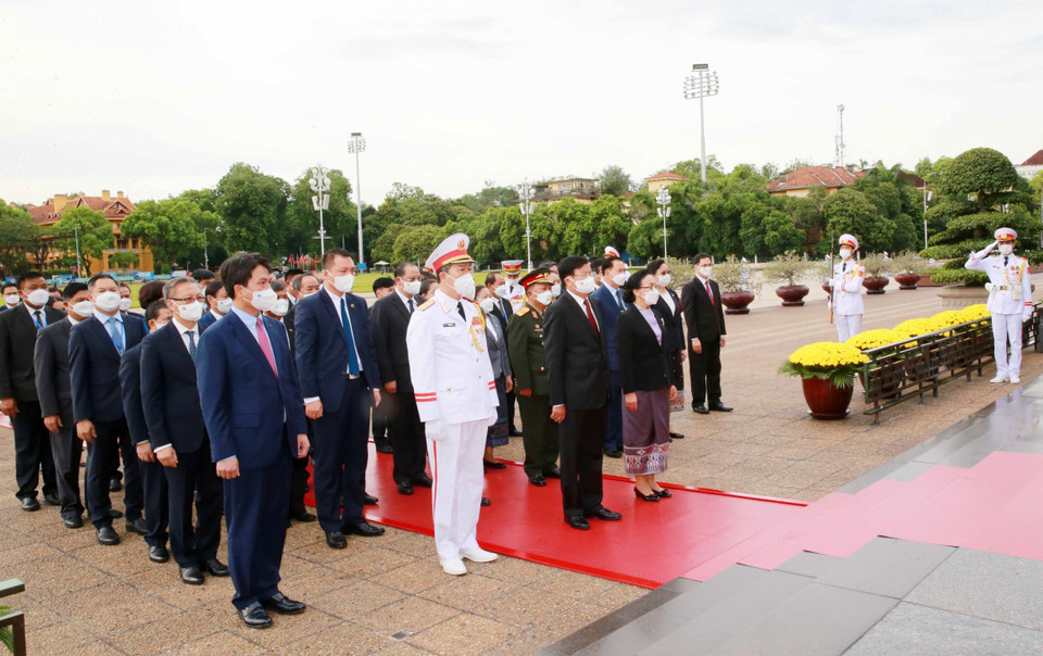 Tổng Bí thư, Chủ tịch nước Lào Thongloun Sisoulith vào Lăng viếng Chủ tịch Hồ Chí Minh. (Ảnh: Phương Hoa/TTXVN)