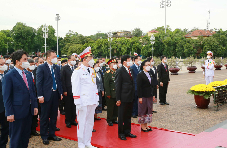 Tổng Bí thư, Chủ tịch nước Lào Thongloun Sisoulith vào Lăng viếng Chủ tịch Hồ Chí Minh. (Ảnh: Phương Hoa/TTXVN)