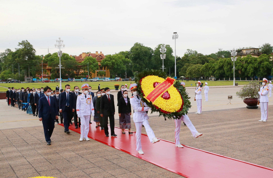 Tổng Bí thư, Chủ tịch nước Lào Thongloun Sisoulith vào Lăng viếng Chủ tịch Hồ Chí Minh. (Ảnh: Phương Hoa/TTXVN)