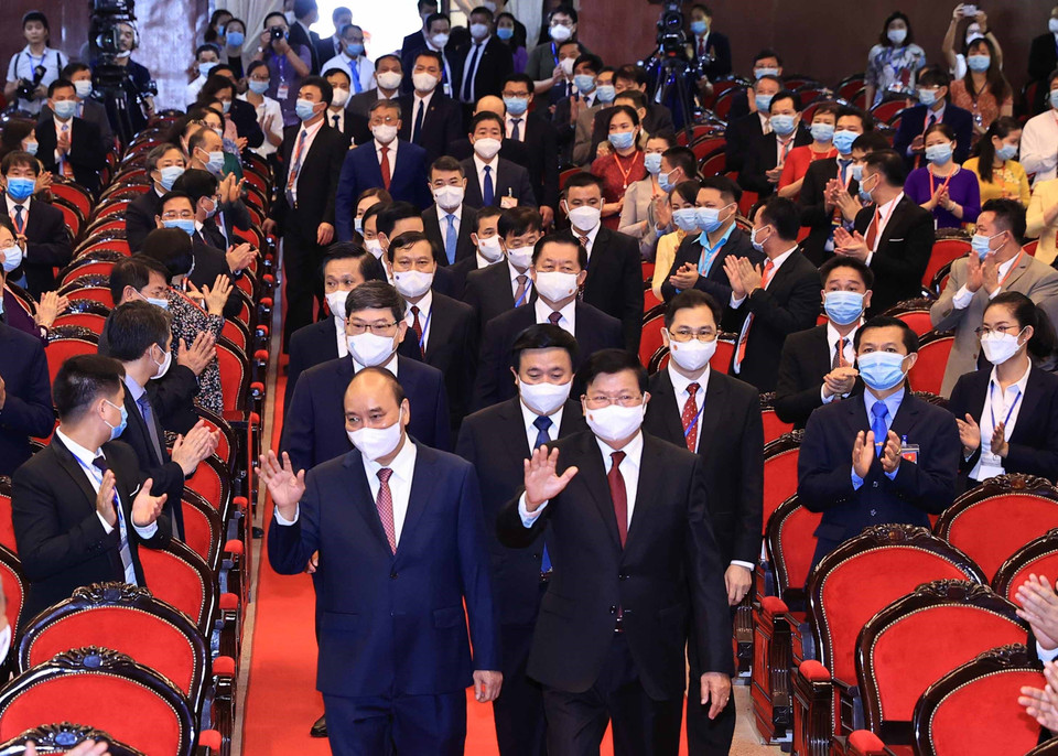 Tổng Bí thư, Chủ tịch nước Thongloun Sisoulith và Chủ tịch nước Nguyễn Xuân Phúc đến thăm Học viện Chính trị Quốc gia Hồ Chí Minh. (Ảnh: Thống Nhất/TTXVN)