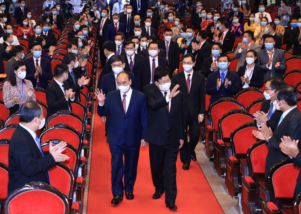 Tổng Bí thư, Chủ tịch nước Thongloun Sisoulith và Chủ tịch nước Nguyễn Xuân Phúc đến thăm Học viện Chính trị Quốc gia Hồ Chí Minh. (Ảnh: Thống Nhất/TTXVN)