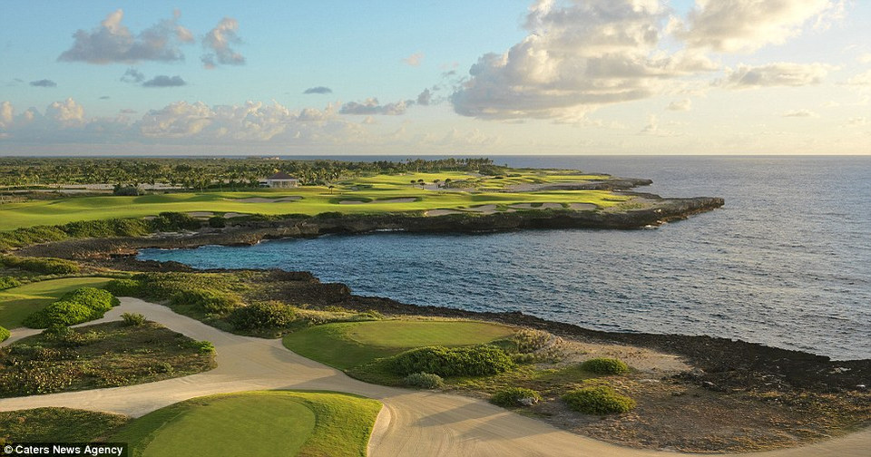 Lỗ số 18, sân golf Puntacana Corales, Cộng hòa Dominican, tọa lạc tại rìa một hòn đảo.