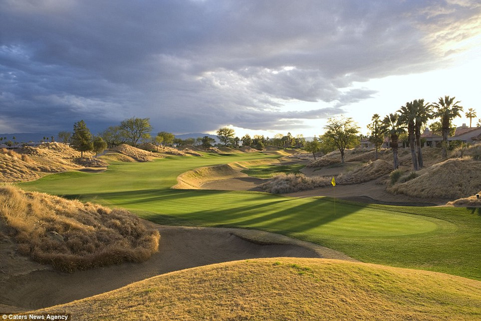 Lỗ số 6 sân golf Greywolf, Panorama Mountain Village, Canada được bao phủ bởi màu xanh.