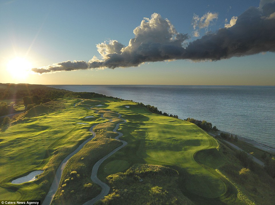 Mây trôi phía trên những đồng cỏ ở lỗ số 7, sân golf Bay Harbour, Michigan, Mỹ.