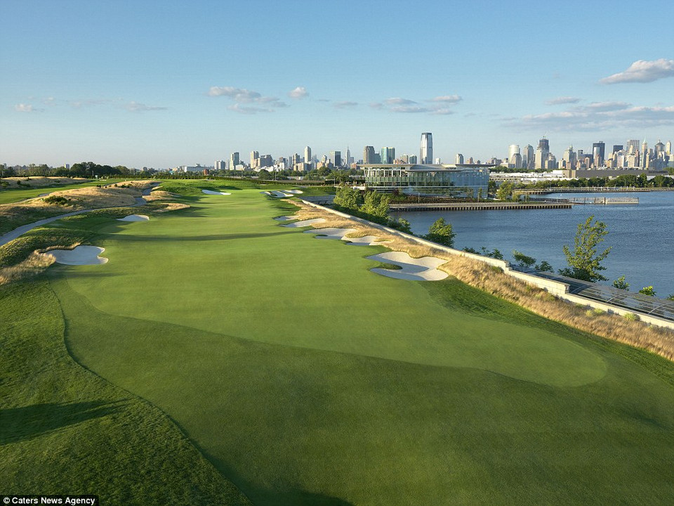 Lỗ số 1 tại Desert Highlands, Arizona, Mỹ được vây quanh bởi xương rồng, vô vàn tảng đá lớn và đất đai xa ngút tầm mắt.