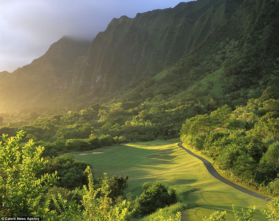 Phong cảnh tuyệt đẹp ở lỗ số 15, sân golf Koolau, Hawaii.