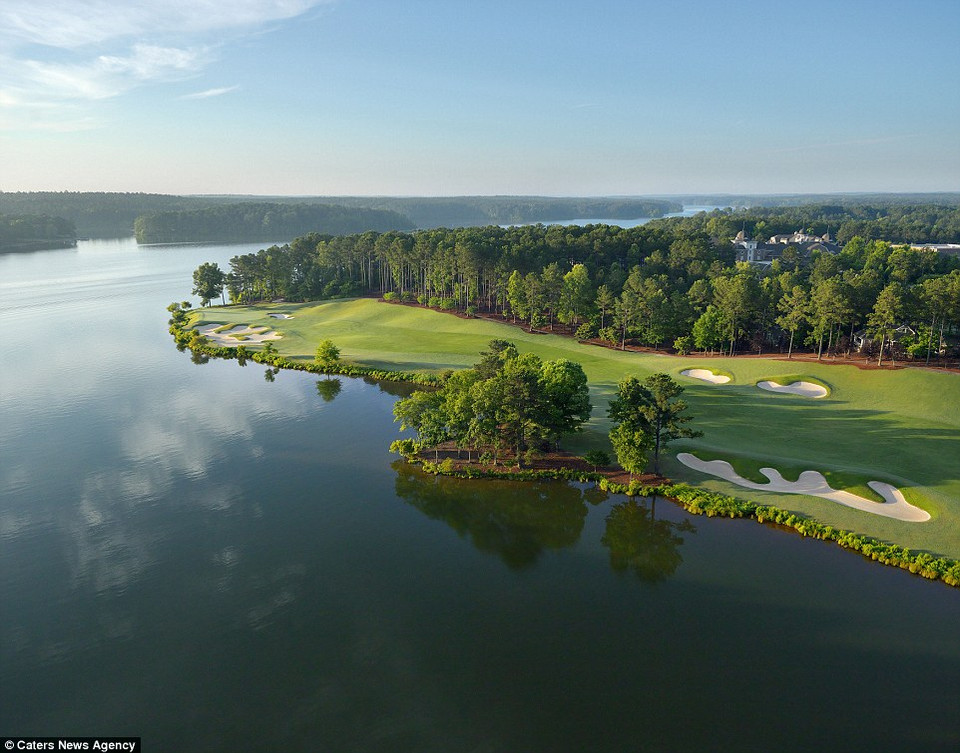 Bầu trời tuyệt đẹp phía trên lỗ số 6, sân golf PGA West Tournament, Palm Springs, La Quinta, California, Mỹ.