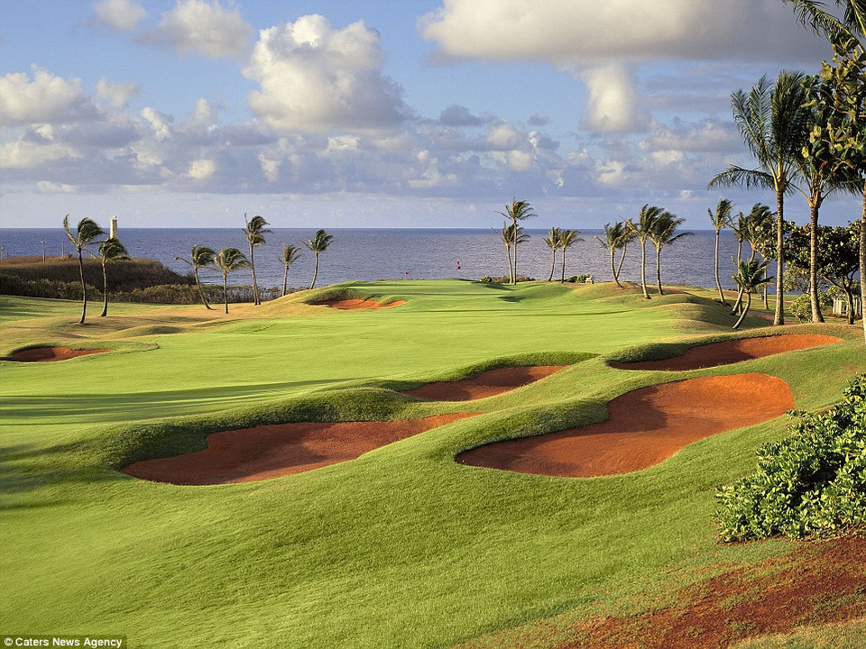 Lỗ số 18 của sân golf Liberty National, New Jersey, Mỹ, với thành phố làm cảnh nền.