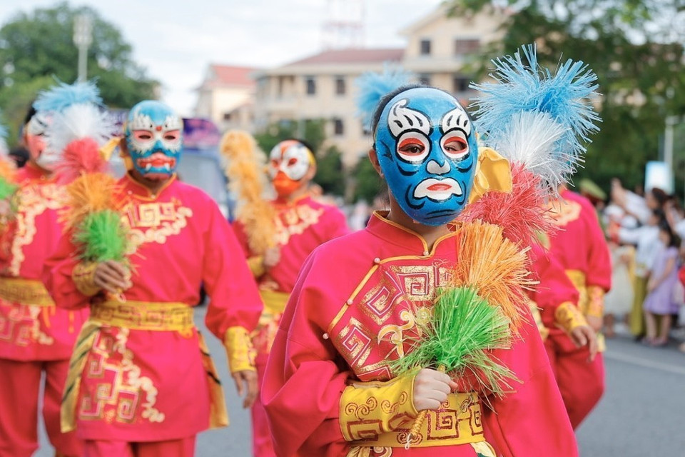 Các đoàn nghệ thuật biểu diễn tại Lễ hội đường phố.(Ảnh: Minh Quyết/TTXVN)