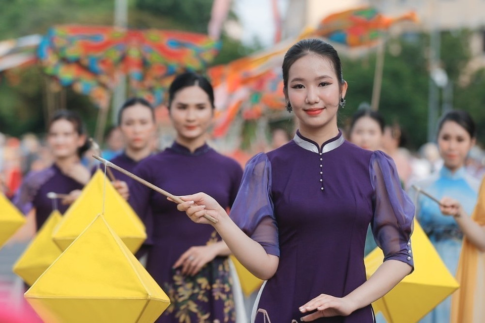 Biểu diễn trang phục áo dài tại Lễ hội. (Ảnh: Minh Quyết/TTXVN)