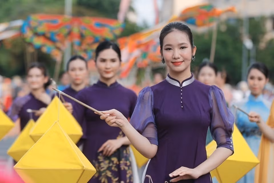 Biểu diễn trang phục áo dài tại Lễ hội. (Ảnh: Minh Quyết/TTXVN)