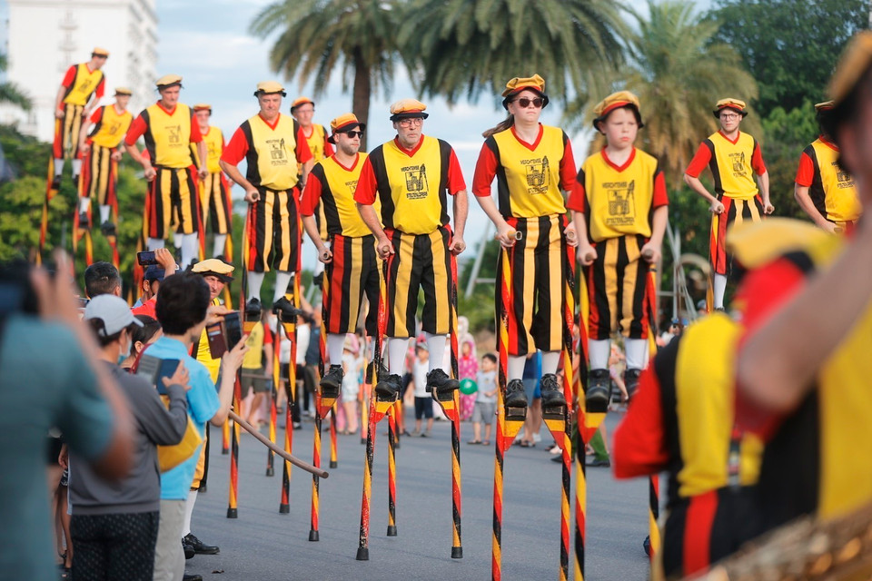 Đoàn nghệ thuật đến từ Bỉ biểu diễn đi cà kheo. (Ảnh: Minh Quyết/TTXVN)